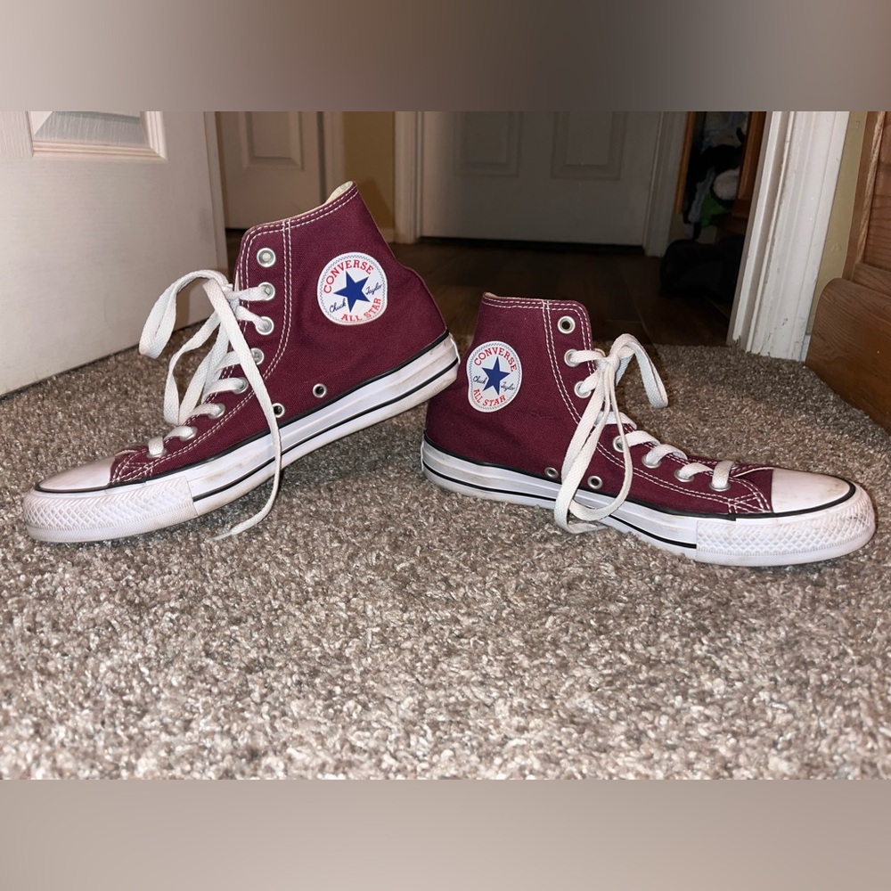 MAROON CONVERSE CHUCK TAYLORS